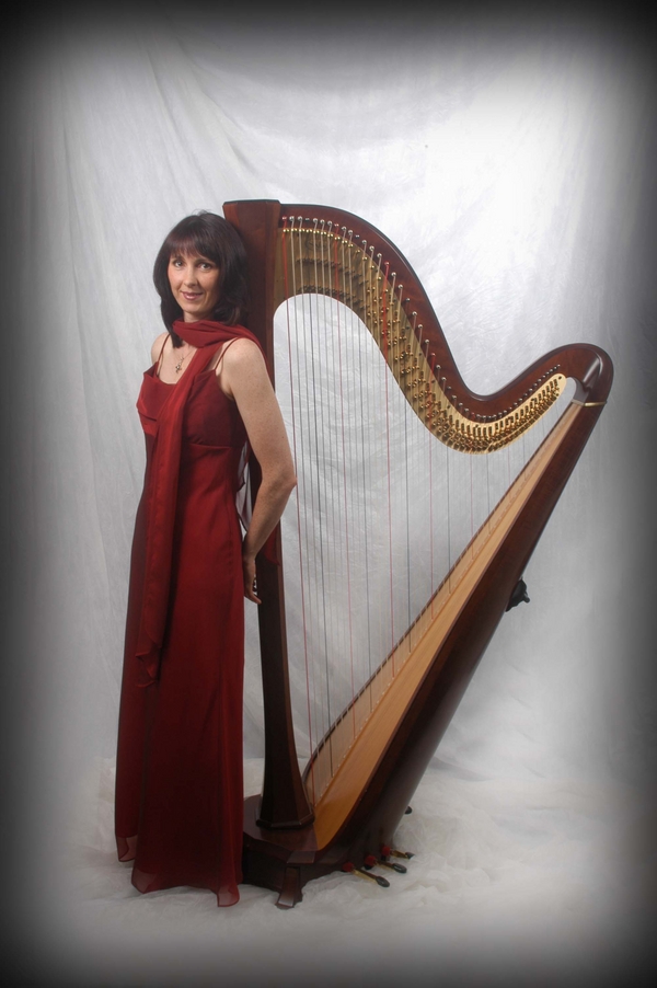 oona with harp